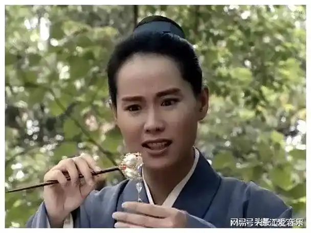 "许仙"叶童30年再现西湖,满头白发,"许仙"老了也帅气