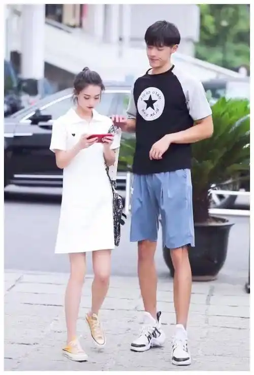 她160穿"果冻匡威",和190的lv男配一脸,两人腿一般长_威廉莎士比亚