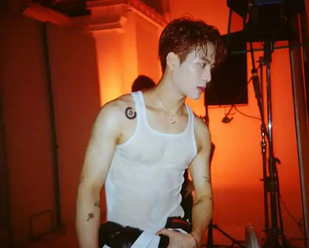 王嘉尔的造型帅气又显男人味,身材实力抢镜,这不愧是运动员出身