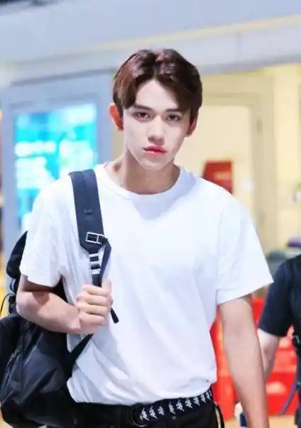 黄旭熙炫耀实绩,暗戳戳宣扬九漏鱼精神,蔡徐坤想反对却不敢说话_节目