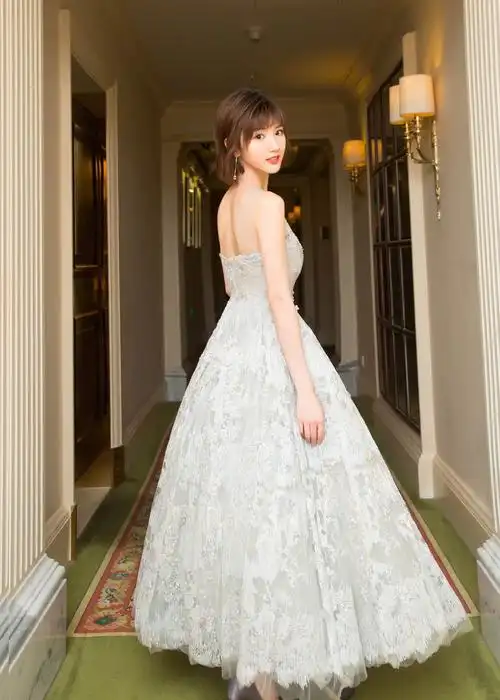 毛晓彤身穿白色抹胸长裙尽显女性魅力颇有女神范儿