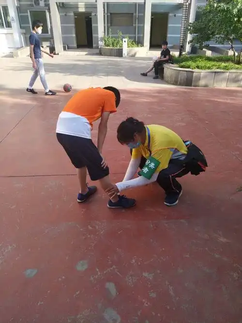 "帮助别人,幸福自己"—社区里的公共文明引导员