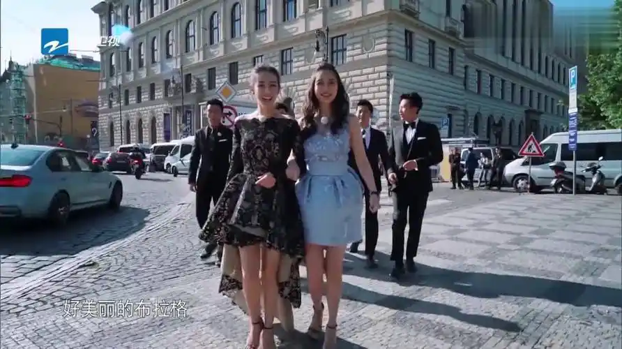 跑男团盛装登场布拉格邮轮迪丽热巴与杨颖裙装惊艳赏心悦目