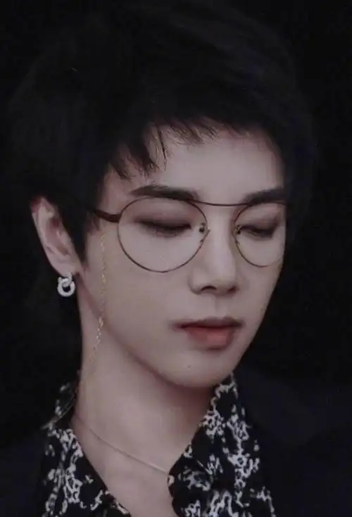 华晨宇戴眼镜妖孽盛世美颜 粉丝:大哥戴眼镜帅到让人窒息