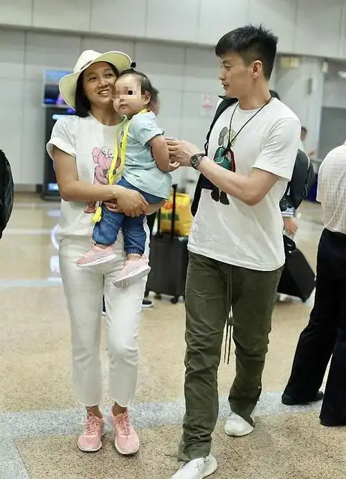 朱丹和老公走机场同穿白色情侣装秀恩爱素颜示人好真实