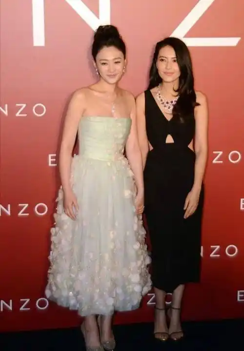 原创李小冉与高圆圆同台比美白色抹胸长裙更胜一筹展现完美身段