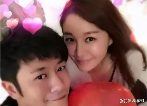 亲妈是导演干妈是导演20年都捧不红他却在娶妻改名后火了