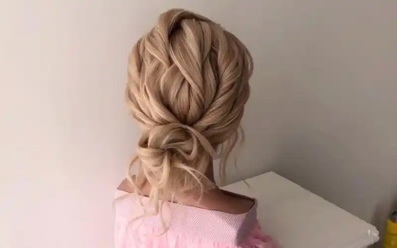 俄罗斯造型师分区扭转低簪盘发教程