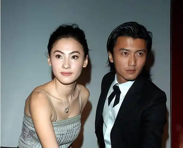 杨幂|"锋菲恋"实锤!王菲谢霆锋牵手被拍,长达23年的恋情要画上句号