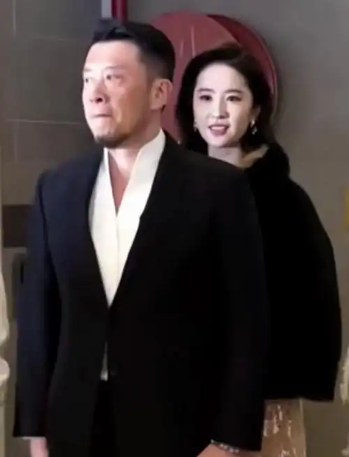 刘亦菲背后的男人火了(不是干爹)