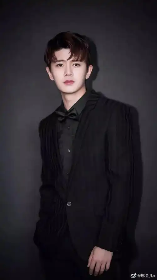 任嘉伦黑色西装合集