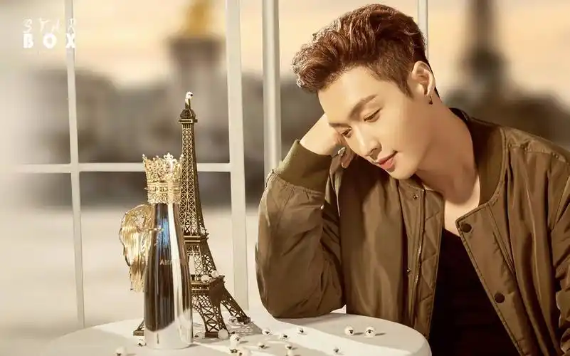 【张艺兴】《starbox人物》