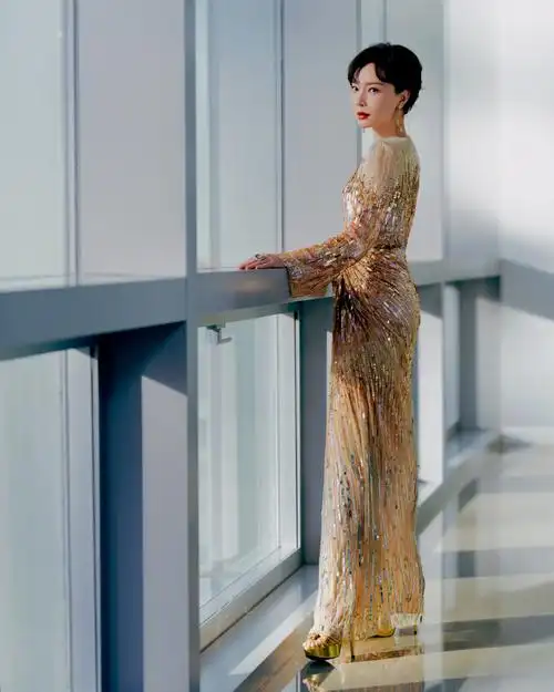 陈数成时尚大赏耀眼之星穿金色礼服走红毯自带温暖充满氛围感