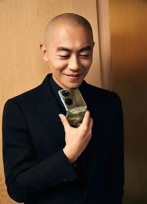 演员朱亚文:娶大1岁沈佳妮,当2个女儿的爸爸也幸福