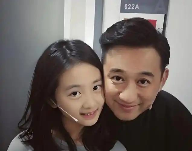 不料18岁黄多多被托槽太拽,黄磊架子大?