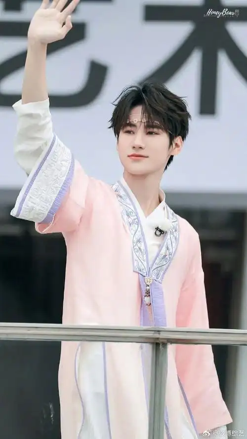张真源跳起来和粉丝打招呼##奔跑吧