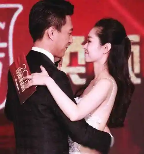 原创宋轶为出名也是拼了录节目只穿肚兜靳东紧张手抱腰太用力