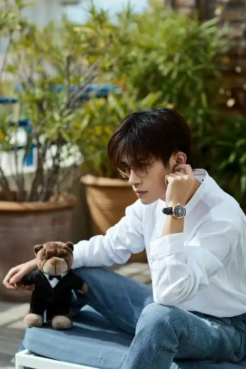 易烊千玺白衬衫眼镜造型##易烊千玺名利场随拍