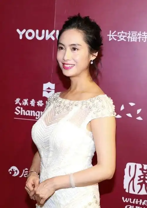 朱茵的身材保持得挺好,穿白裙看得出曲线,面容也有无医美的感觉