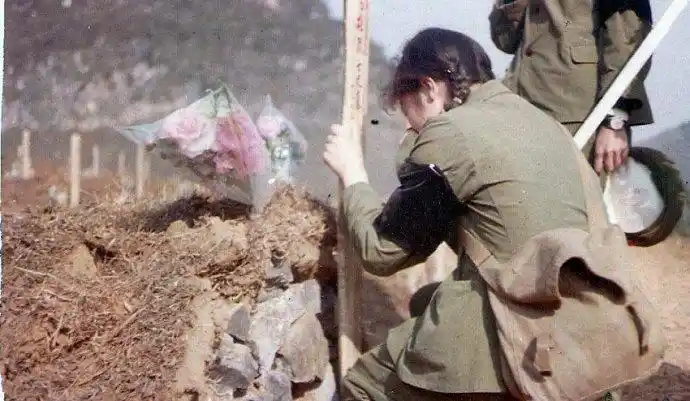 中越战争从1979年大规模进攻至后期边境争夺,到1989年停火,前后以命相