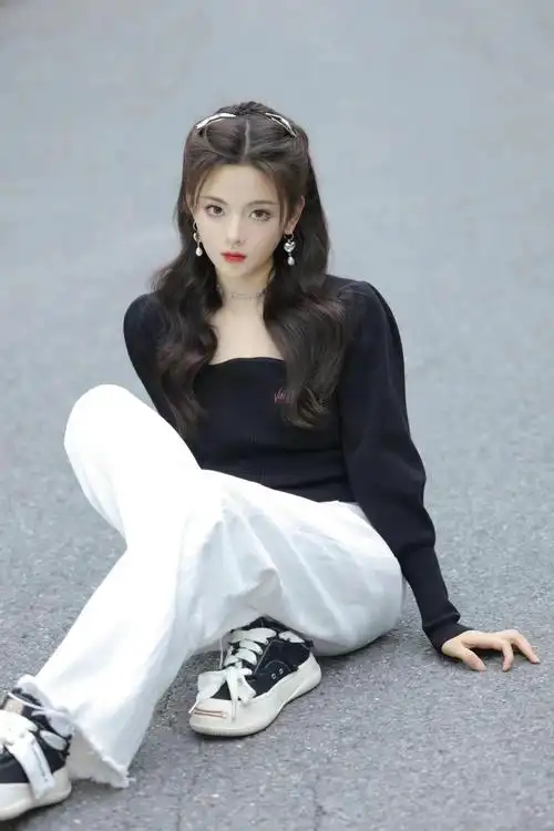 杨超越最新美图超越妹妹微卷发好有气质呀清新靓丽的小