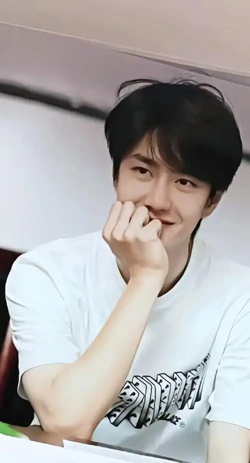 王一博 #治愈系笑容 #一眼沦陷 #这谁顶得住啊 #氛围感 - 抖音