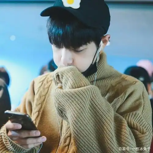 来和肖战比下嘟嘴啊,看谁更可爱?网友评:你最可爱我输了