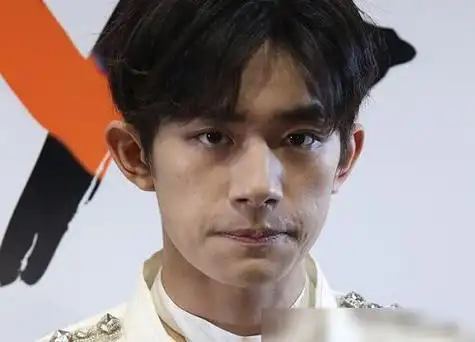 易烊千玺活动现场"生图"曝光,肤色黢黑痘印明显,这真是18岁吗_网易