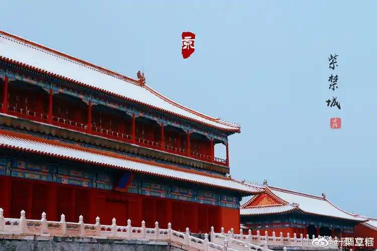 紫禁城—沉淀了600年的记忆,站在紫禁城中凝望新老照片,将时间之河折