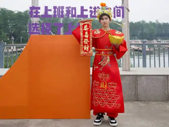 《城市捉迷藏》第三期 王源化身财神前空翻跳东湖