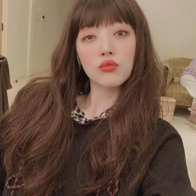 【雪莉齐刘海造型】近日,雪莉在ins晒出自己的齐刘海造型.