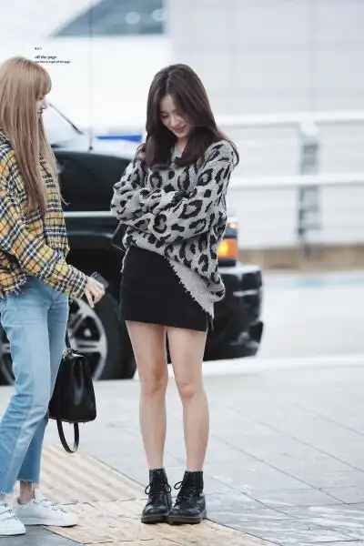 金智秀 jisoo cr.logo