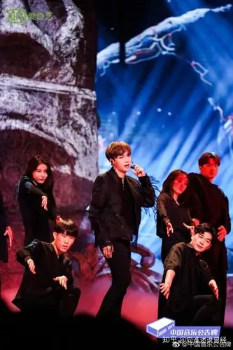 如何评价张艺兴的《梦不落雨林》的打歌舞台设计?