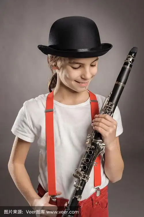 小女孩在吹单簧管