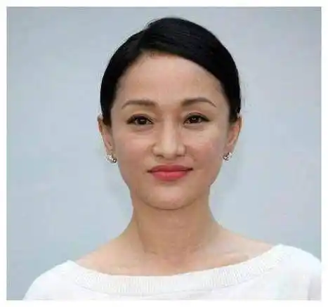 成都惊现周迅五十老皮变少女肤与王子文相遇成母女