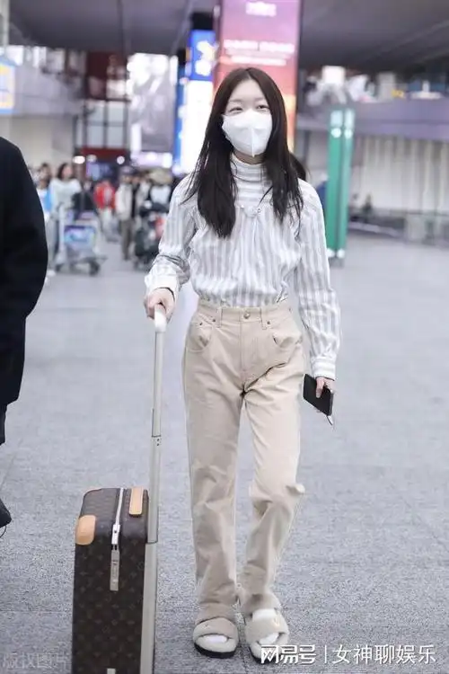 结束了巴黎时装周的行程后,周冬雨于10月5日回国,并现身北京机场.