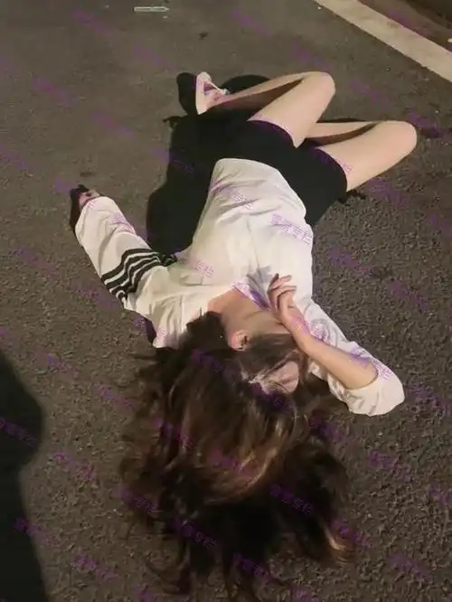 女子醉倒街头,母亲拍摄并表示:等她醒来让她看看自己醉酒的样子