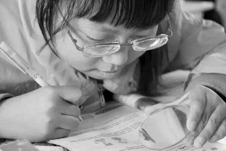 徐慧:放大镜下顽强求学