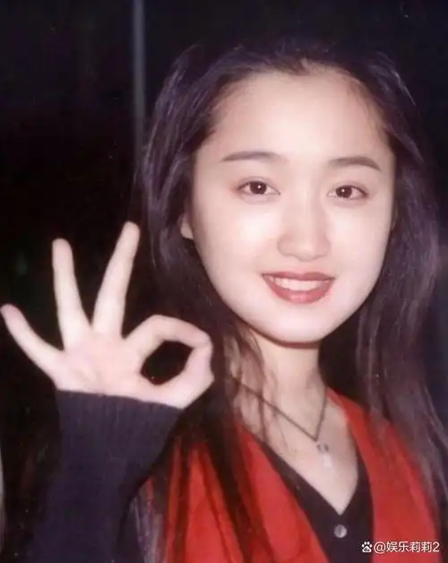 杨钰莹终究是老了,在美颜下看似年轻,但从身材上多少还是能看出