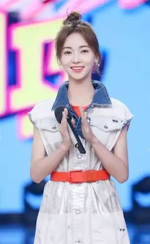 吴谨言三套造型现身29岁生日会头顶编发卷毛涨一岁反而更甜美