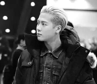 太过蓬松,服帖饱满质感的allback剃两边短发发型,加上银灰色染发颜色