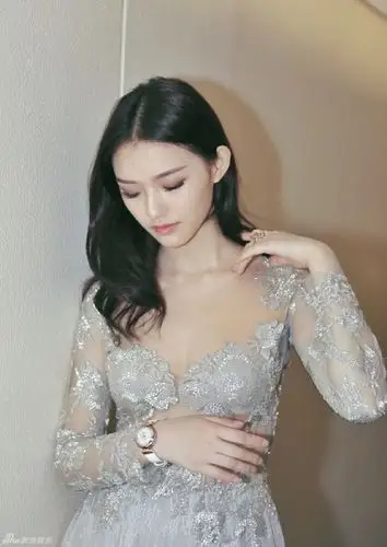 20岁林允着性感低胸蕾丝裙亮相 美胸美背诱人