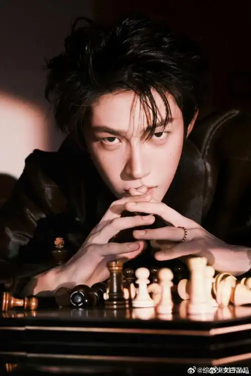 白色西装搭配大背头,简直是从小说中走出来的帅气年轻霸总本人!