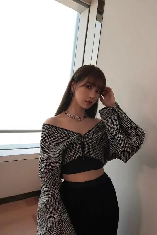 明星图片 大陆 女 the9 > the9虞书欣露肩外套性感写真(4/6)1/6 2/6 3