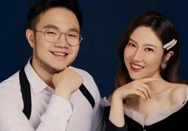 缺少父爱的巴图和妈妈相依为命如今终于苦尽甘来和妻子很幸福