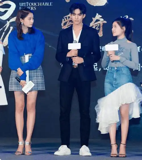 赵露思和关晓彤合影,气质各有千秋