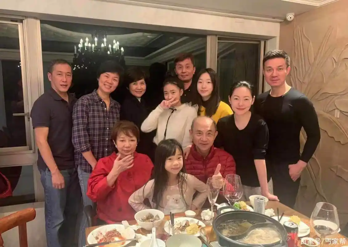 小s晒出与婆婆合照