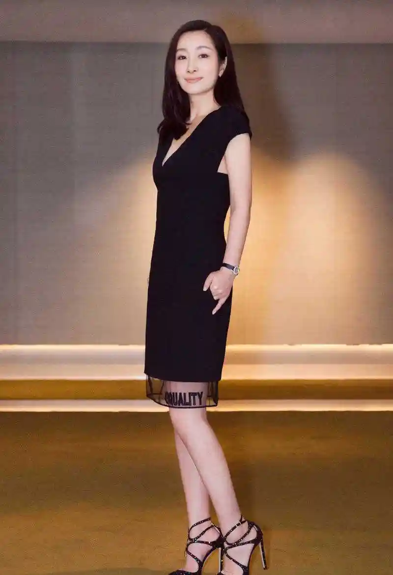 秦海璐造型好"干练",黑色西服配金色半身裙,一般人穿不出质感_女性