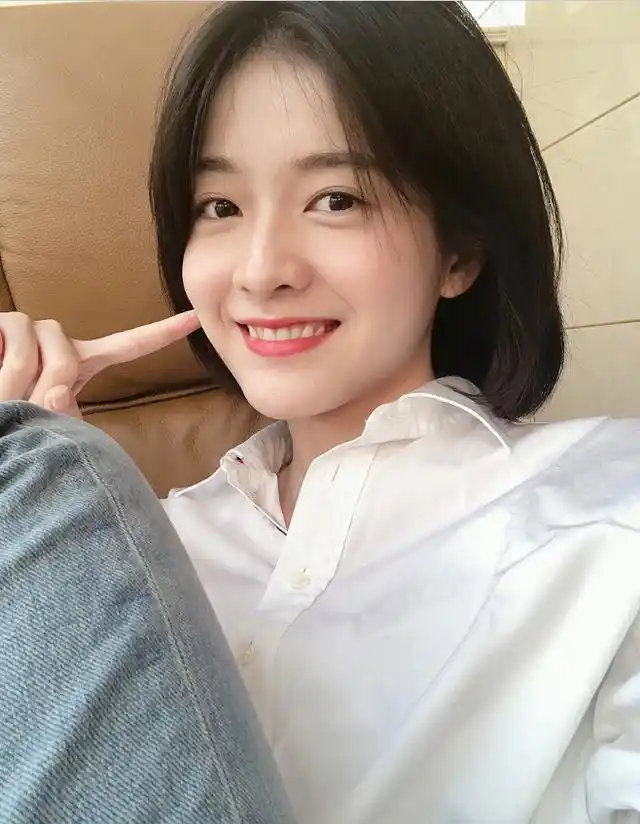 张雪迎穿白衬衫留着短发,露出迷人笑容,阳光向上自信魅力尽显!