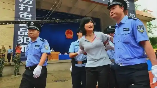 这组照片拍摄2015年,42岁女毒枭胡巧贤,被判处死刑立即执行